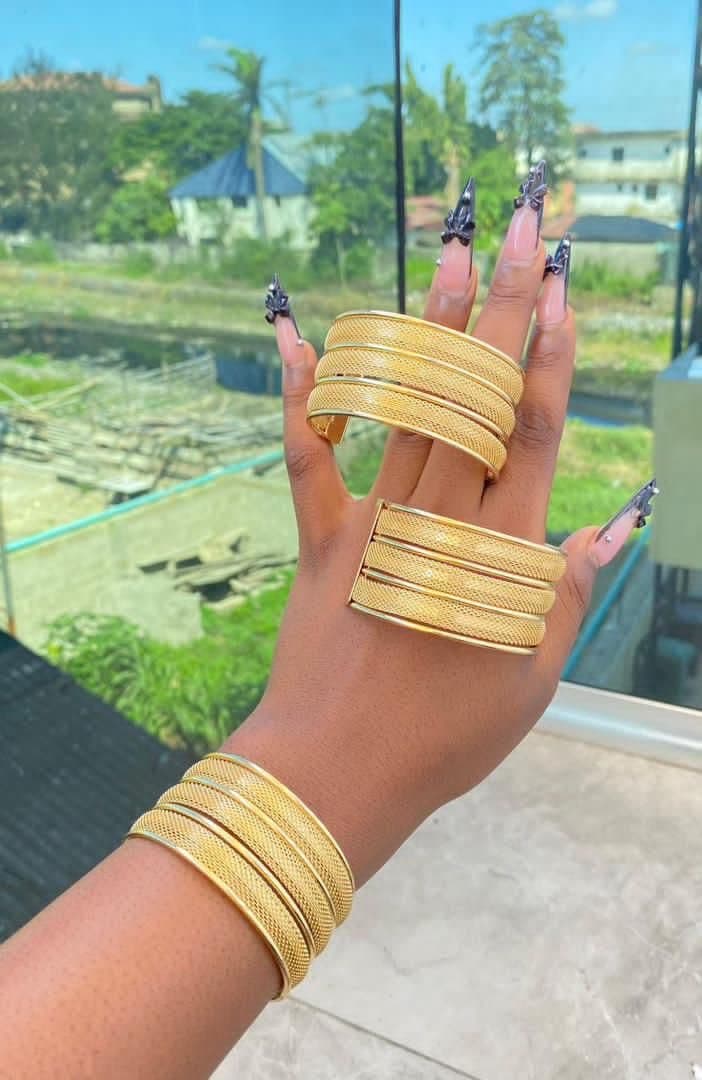 Fashion bangles(non tarnished)
